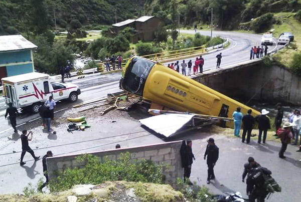 Apurimac: Bus de Internacional Palomino cae a rio con 41 efectivos policiales. 