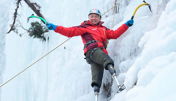 Septuagenario chino amputado de ambas piernas llega a la cima del Everest
