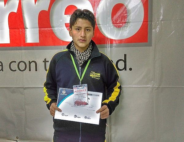 Huancavelica: Joven campeón ajedrecista pide profesor y tablero profesional