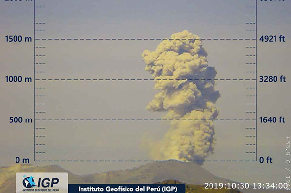 El volcán Sabancaya registró esta mañana nuevas explosiones