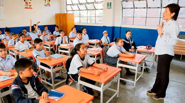 Presidente Vizcarra anuncia aumento salarial para maestros