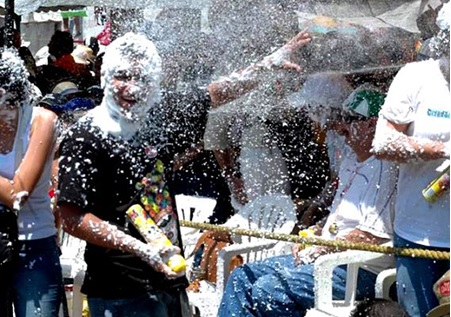 Prohíben venta de espumas en su forma de aerosoles en fiestas de carnavales de Andahuaylas