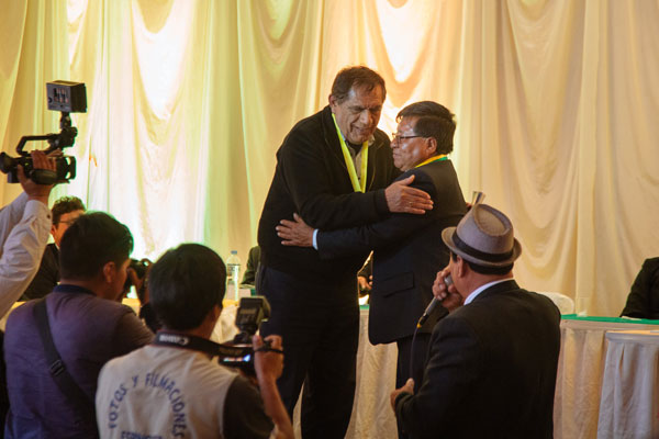Alcalde de Antabamba condecora a Edgar Villanueva con medalla de la ciudad