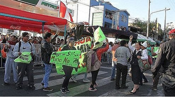 Arequipa: manifestantes interrumpen el Corso de la Amistad 