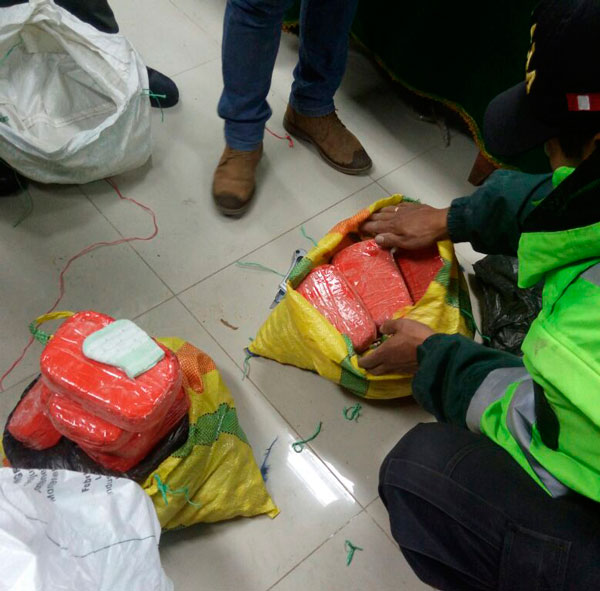 Policía encuentra en bodega de bus Los Chankas 10 kilos de alcaloide de cocaína 