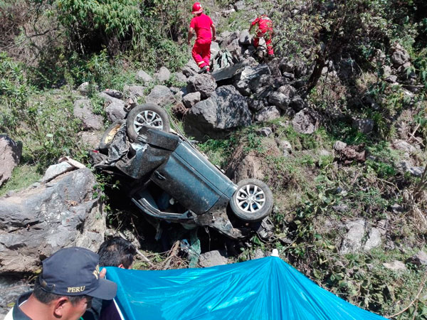 Camioneta con familia entera cae a profundo abismo en Chamana pampa  