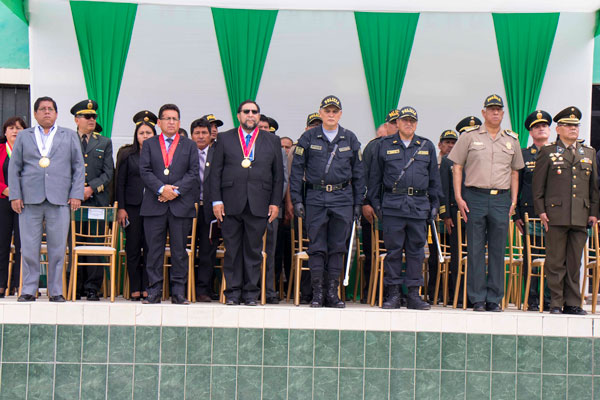Gobernador participa en ceremonia de reconocimiento al nuevo jefe policial