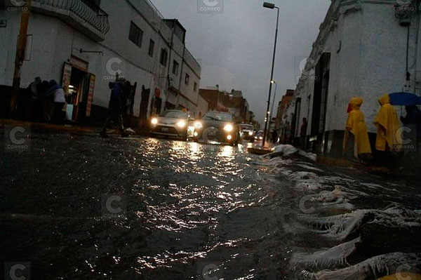 Arequipa: torrencial lluvia inunda viviendas y ríos incrementan su caudal