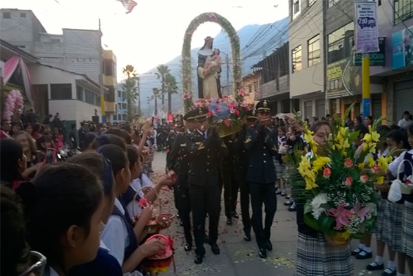 Abancay: La policia, enfermeras y la I.E. Santa Rosa celebran el dia de la patrona de America.