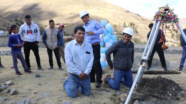 Huancavelica: azotan a contratista y supervisor de obra para que cumplan los plazos