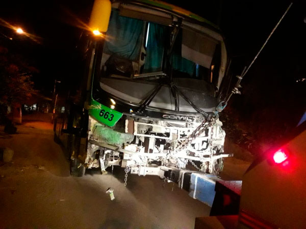 Camión se estrella contra bus de Wari Palomino