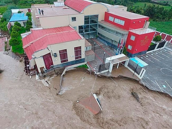 Moquegua: desborde de río destrozó puentes, edificios, casas y zonas de cultivo