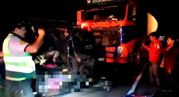 Moquegua: choque frontal de tráiler con miniván deja 9 muertos y 4 heridos