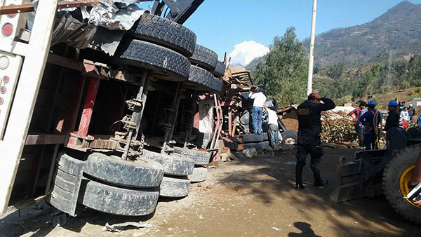 Abancay: En Pucapuca vuelca trÃ¡iler mata humilde madre de familia y sus menores tres hijos.