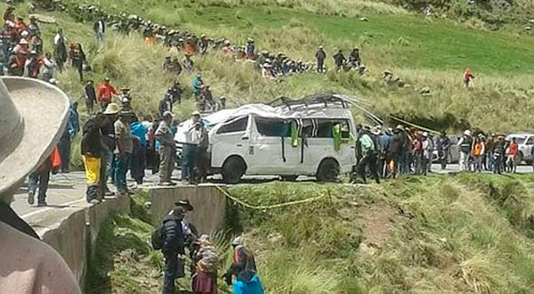 Cusco: cinco muertos deja caída de miniván a río 