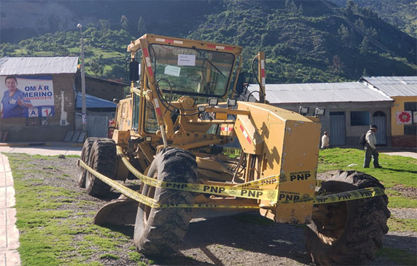 Chincheros: Policía  Nacional  interviene   maquinaria pesada con  orden  de  captura en Uranmarca.