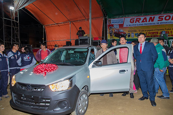Lucio Vargas gana el auto cero kilómetros que sorteó Municipalidad Provincial como premio a puntualidad del contribuyente.