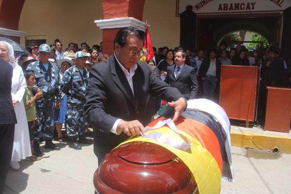 Municipalidad de Abancay despidio con honores al Alcalde de Villa Ampay