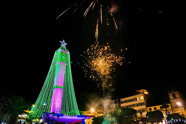 El Ã¡rbol de navidad mÃ¡s grande de Apurimac  ilumina la plaza de Talavera.