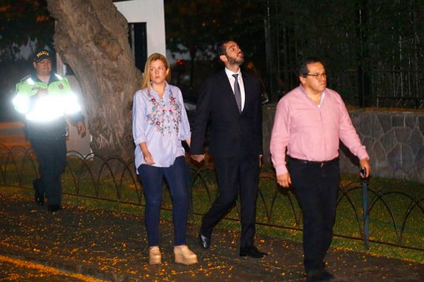 Alan García: Su hijo llega a embajada de Uruguay para visitarlo.