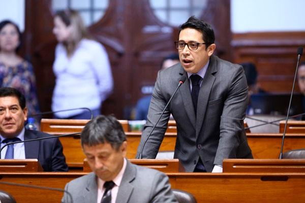 Involucran a congresista Miguel Castro en aportes falsos para Fuerza 2011