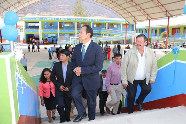 Gobernador Regional inauguró nueva infraestructura para la I.E. Ramón castilla en Curahuasi.