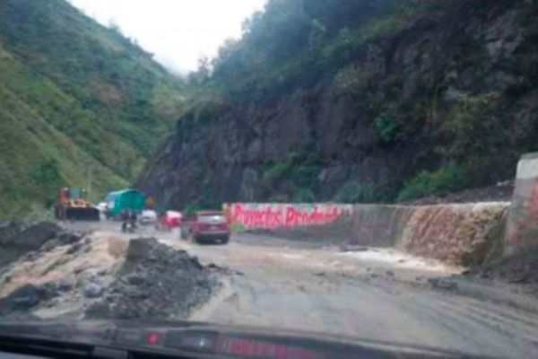 Rehabilitan carretera bloqueada por deslizamiento en el sector Puente Cunyac, del distrito de Curahuasi.