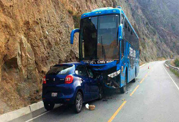 Conductor de auto salva de morir al colisionar con bus Chancas.
