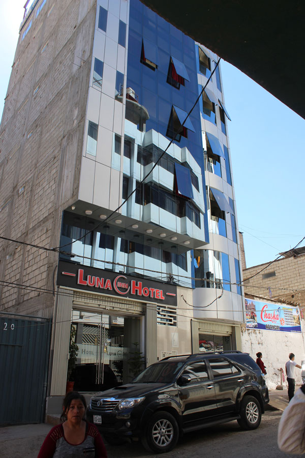 Hombre se lanza de octavo piso de hotel en Las AmÃ©ricas 