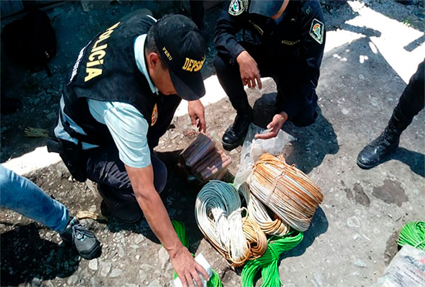 Abancay: La policial halló material explosivo en Pichirhua.