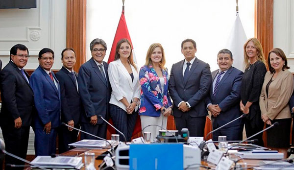 Mercedes Araoz y gobernadores regionales sostuvieron encuentro 
