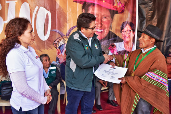 Reconocen a  Cooperativa Agraria Tesoro Chanka y AsociaciÃ³n de Fruticultores Unidos