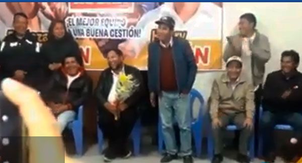 Consejero regional electo Pascual Huamanñahui reta a candidato al GRA Baltazar Lantaron apostándole a su mujer.