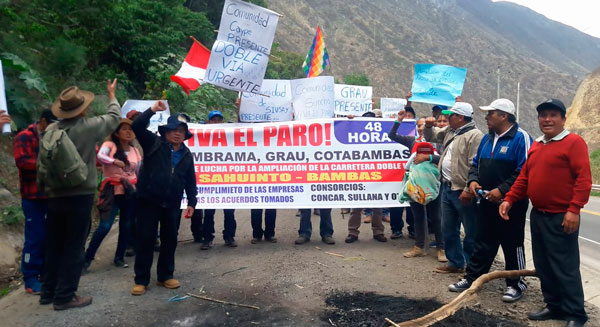 Pobladores y transportistas bloquean ramal a Lambrama y reclaman presencia de Consorcio Vial Sierra 