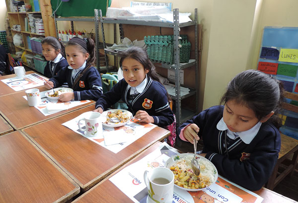 El Programa Qali Warma del MIDIS garantiza el servicio alimentario en instituciones educativas que recuperen labores escolares.