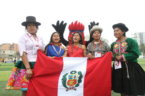 Escolares de pueblos originarios alientan a Selección Peruana de Fútbol
