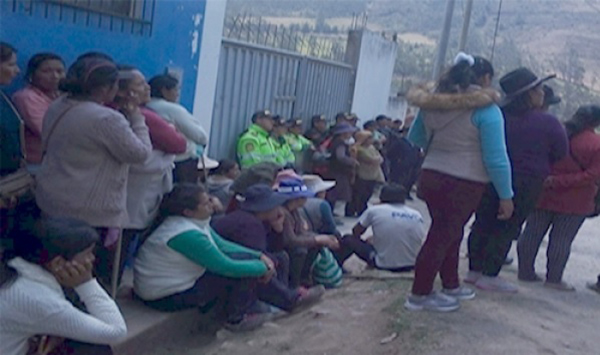 Pobladores de Huancarama acatan paro indefinido exigiendo salida de director de UGEL 