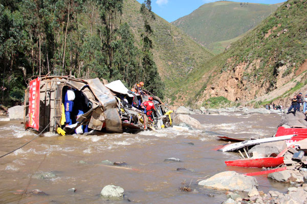 Arequipa: caída de bus a un abismo deja siete personas fallecidas y 30 heridas