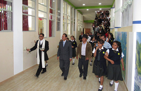 Gobernador regional inaugurÃ³ moderna infraestructura para la I.E. Aurora InÃ©s Tejada.