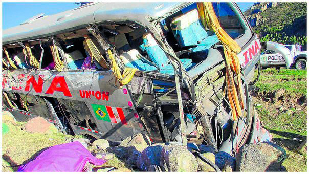 Auto colisiona con bus de molina en fatal accidente de transito