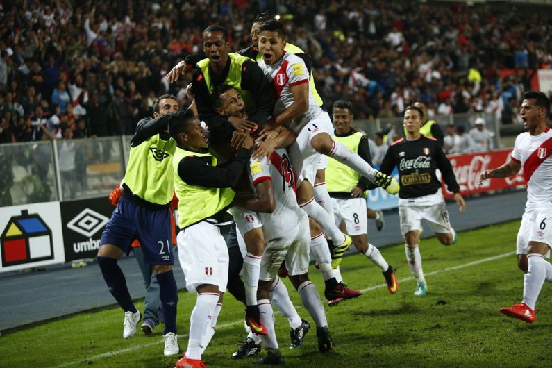 La selecciÃ³n peruana derrotÃ³ 2-1 a Ecuador con goles de Christian Cueva y Renato Tapia. Al final sufrimos.