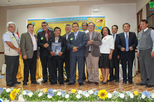 Premian a maestros exitosos de la Región Apurímac