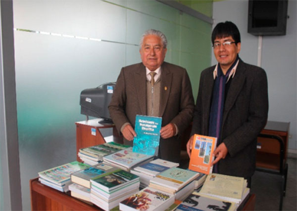 La Universidad Nacional José María Arguedas, recibe donación de libros y revistas científicas.