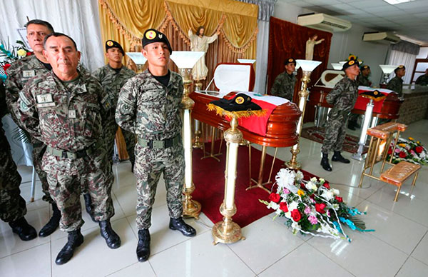 Ministro de Defensa rinde honores a soldados caídos en el Vraem