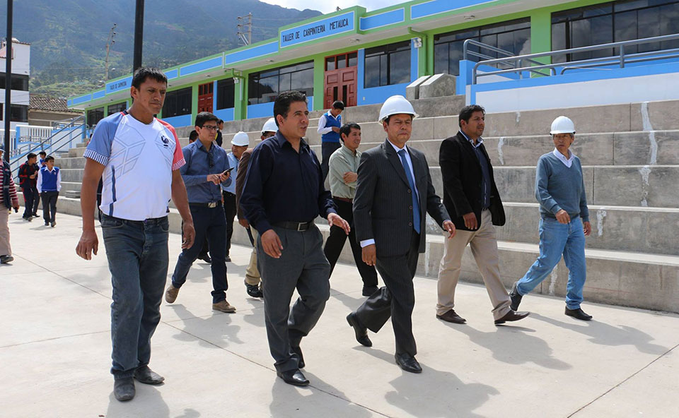 En Abancay Gobernador Regional de Apurímac visitó obras en ejecución.