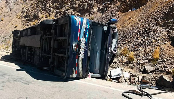Ayacucho: Seis muertos y 26 heridos deja accidente de bus.