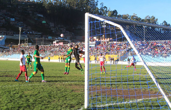 Santa Rosa ganÃ³ al Ancash con nueve jugadores.