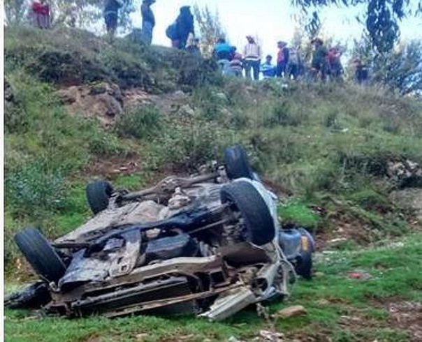 Huancavelica: violento choque entre bus y automóvil en carretera deja saldo de 7 heridos