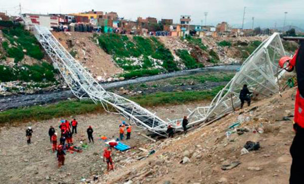 Puente peatonal en construcciÃ³n cae y deja varios heridos en el Callao