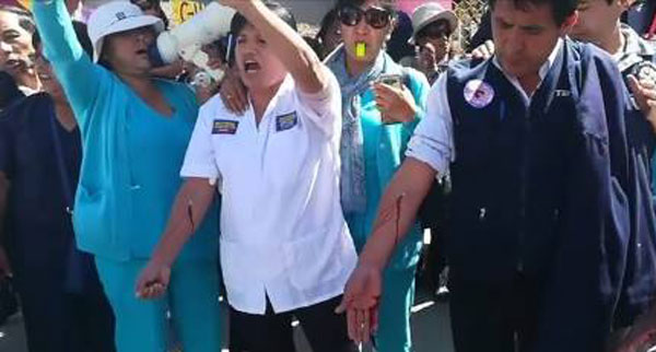 Servidores de Red Salud Abancay se desangran en frontis de la Diresa 
